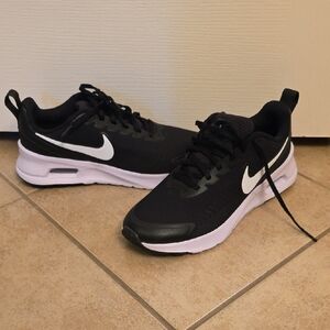 Nike Black and White Air Max Shoes Sz 9.5 Women's